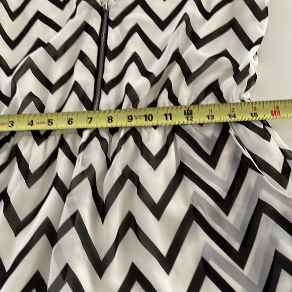 M Guess zig zag Black and White dress with pockets and front zip - Picture 10 of 13